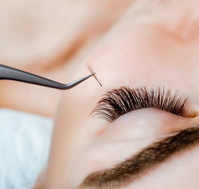 woman-eye-with-long-eyelashes-eyelash-extension-lashes-close-up